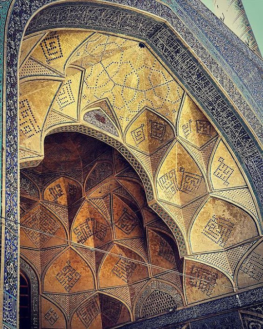 Jameh’s mosque in Esfahan, Iran. (900 years old)