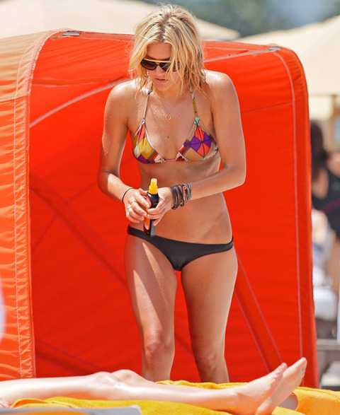 30 Pics of Erin Andrews Flaunts Her "Red Bikini" Body With Charis...