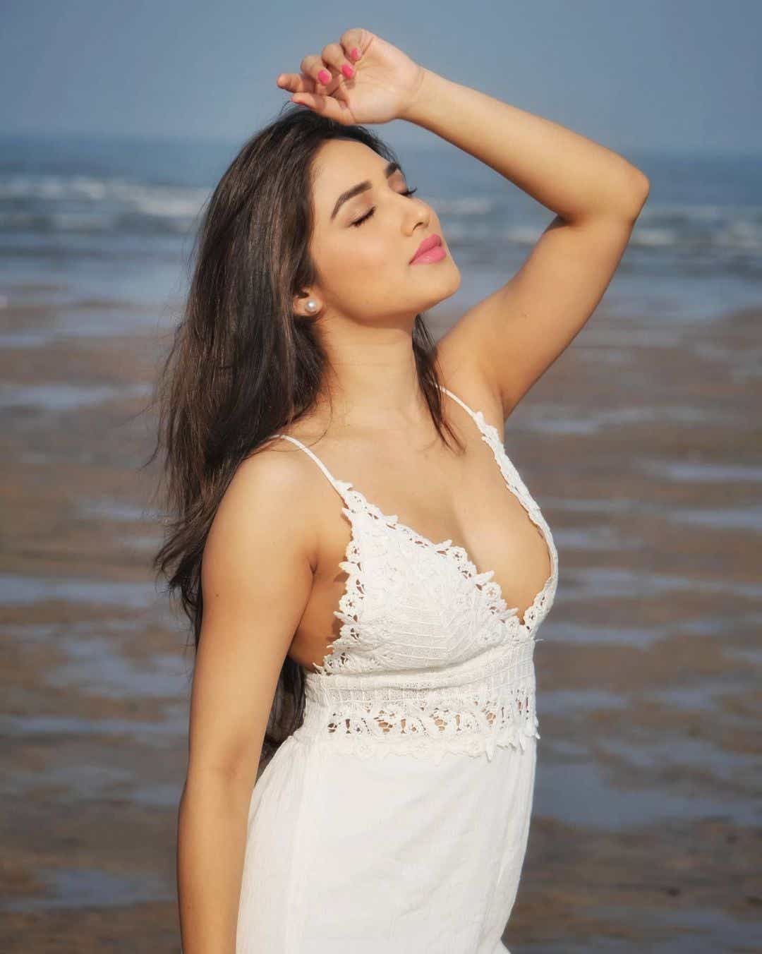 Donal Bisht hot cleavage images
