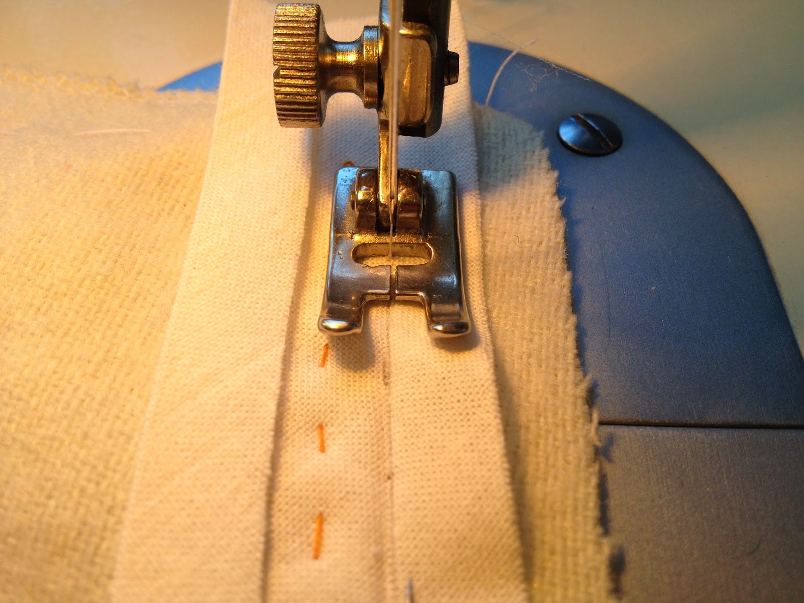 Пришивание косой бейки. Вышивка косой бейкой. Как пришить косую бейку мастер класс. Окантовка ткани бейкой. Как пришить косую бейку.