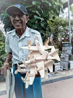 Bagamanakah caranya untuk melestarikan mainan tradisional sebagai kearifan lokal? 