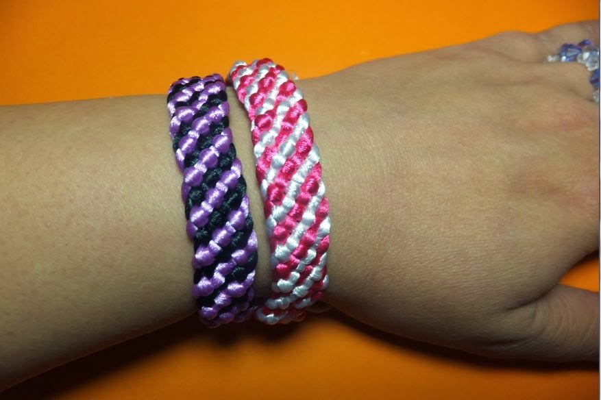 Pulsera plana de Kumihimo. |