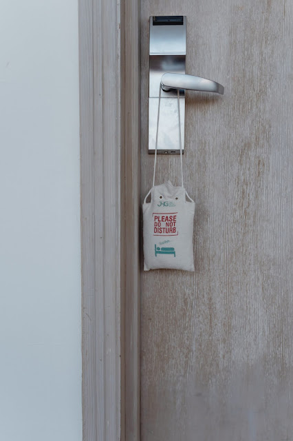 A 'do not disturb' sign signifying avoidant personality disorder.