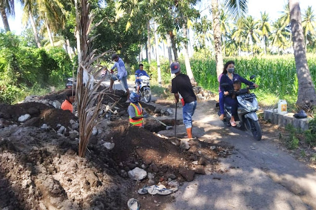 Jalan rusak di Suryawangi akibat Dum Truck mulai dipoles