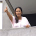 Ivete Sangalo aparece na varanda do hospital onde está internada em Salvador e diz que terá alta na quarta