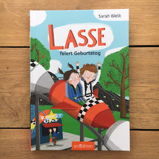 "Lasse feiert Geburtstag" von Sarah Welk, illustriert von Anne-Kathrin Behl, ArsEdition, Rezension von Kinderbuchblog Familienbücherei