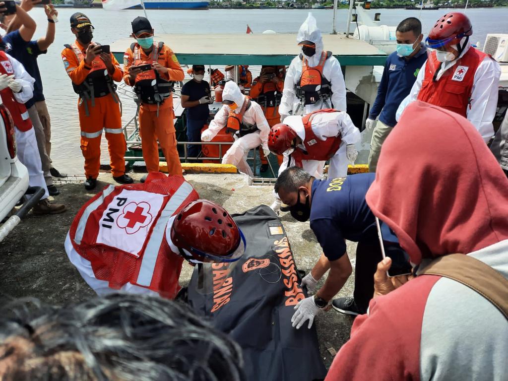 Kapal Pengawas KKP Evakuasi Korban Kapal Nelayan Tenggelam di Kalbar