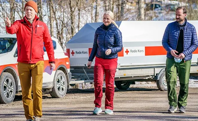 Princess Mette-Marit wore a micro puff doodie classic navy jacket from Patagonia, and red trekking trousers from Fjallraven