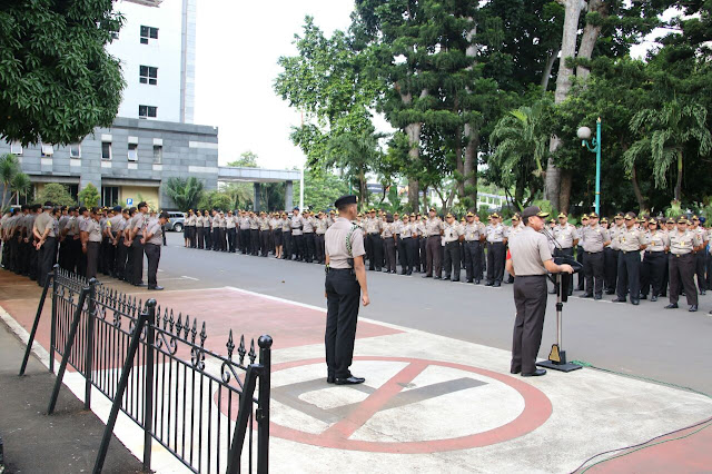 Kapolda Beri Penghargaan ke Aiptu Sutisna Seusai Dimaki dan Dicakar Pegawai MA Kapolda Beri Penghargaan ke Aiptu Sutisna Seusai Dimaki dan Dicakar Pegawai MA