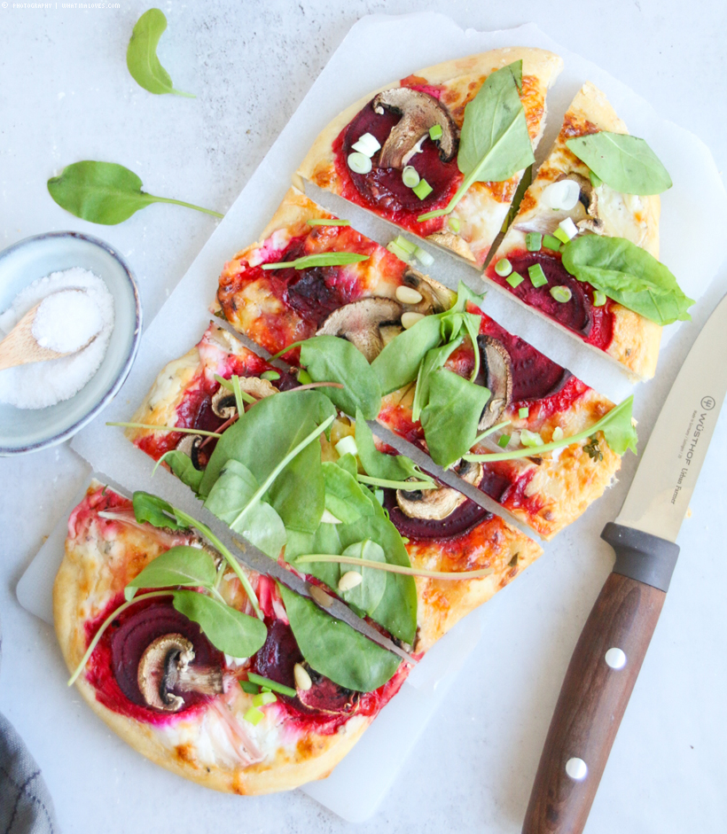 Flammkuchen mit Ziegenfrischkäse und roter Beete