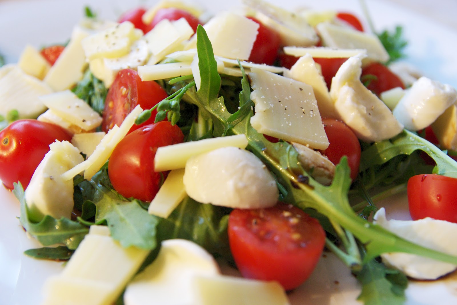 mmm... Food :): Rukola-mozzarella salat kirsstomatite ja parmesaniga