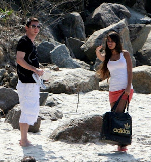 Lionel Messi Zone: Lionel Messi With Girlfriend In Sea Beach