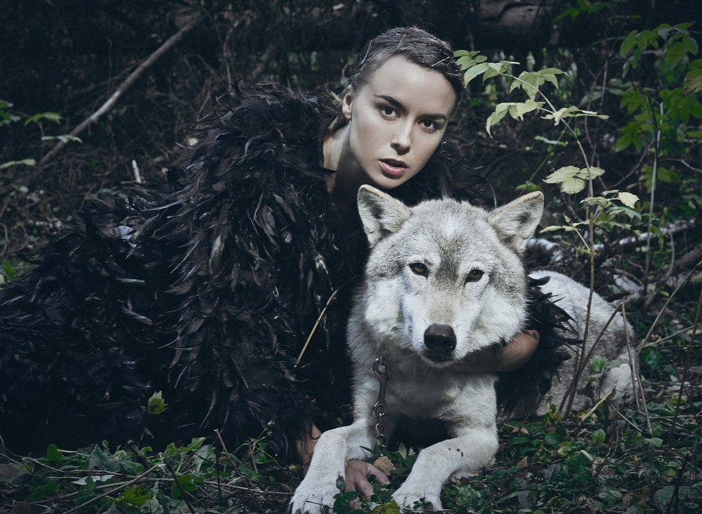 Женщина подобрала волка. Фотосессия с волком. Девушка с волком. Девушка с волком в лесу. Фотосессия в лесу с волком.