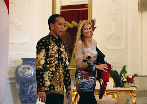 Queen Maxima wears Valentino Hawaiian Long Sleeve Dress. Queen Maxima visits Indonesia day 3. Natan shoes, Queen Maxima style