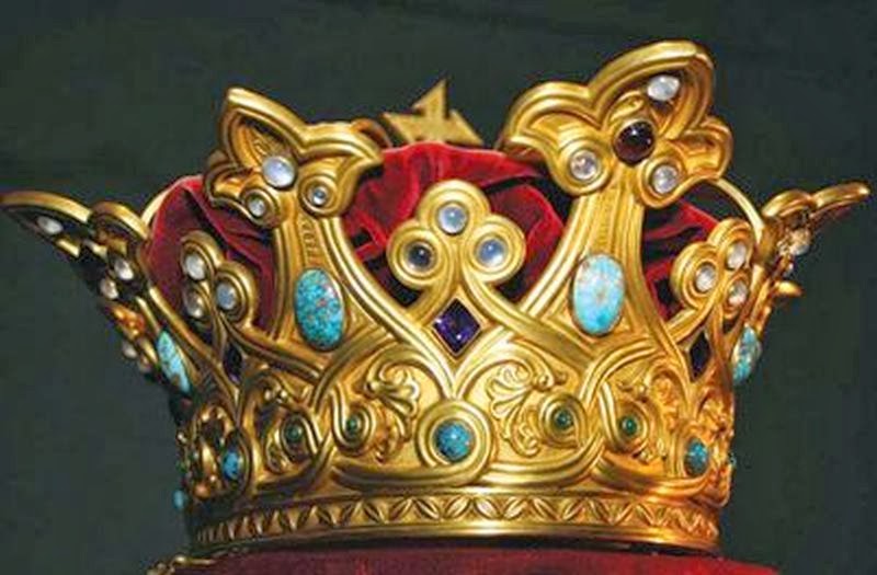 Золотая корона в 2024 году. Украшения королевы Тайланда. Корона королевы Марии румынской. Корона самый умный. Траурные украшения королевы Виктории.