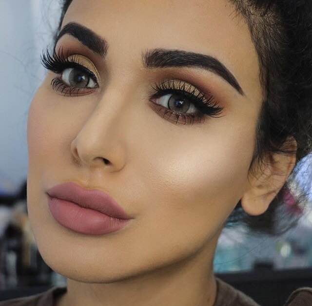 Bombshell Swatch Huda Beauty - Happy Beautifully