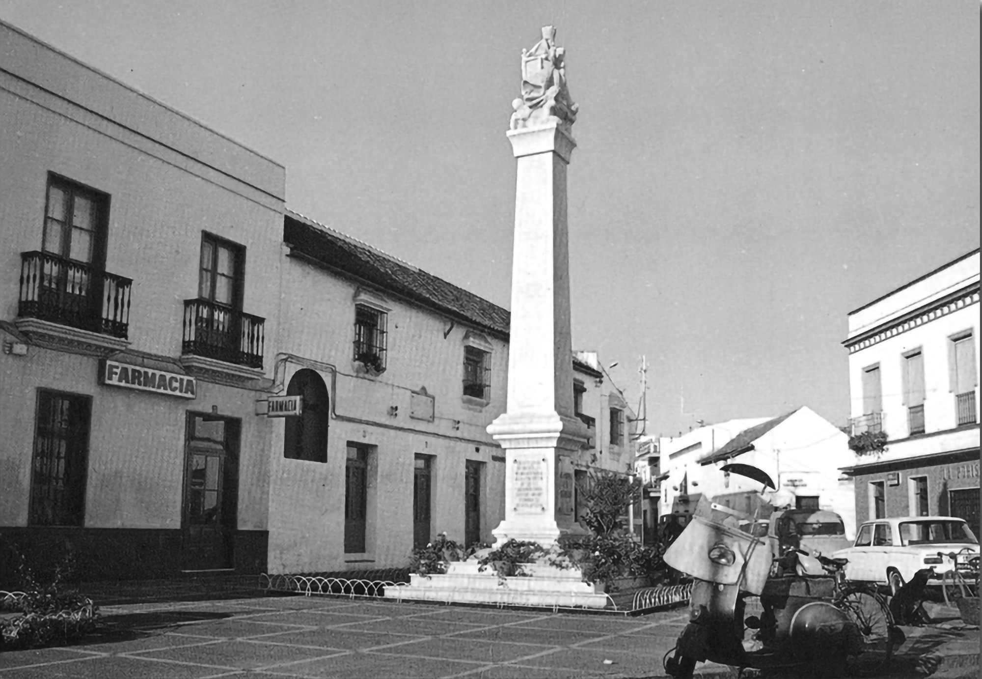 Monumento a la Virgen de Valme en la Plaza Menéndez Pelayo.- Ayer años 70 Hoy año 2021