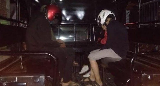 Kediri - Razia malam yang digelar Satpol PP Kota Kediri telah mengamankan 7 pasangan bukan suami istri dari kamar kos-kosan di Kota Kediri, Minggu (23/8/2020) malam.  Nur Khamid, Kabid Trantibum Satpol-PP Kota Kediri saat dikonfirmasi menjelaskan, tempat kos yang menjadi sasaran razia di antaranya, tempat kos di utara Terminal Tamanan.  “Dari tempat kos dekat terminal petugas mengamankan 4 pasangan bukan suami istri,” terangnya.  Kemudian tempat kos di timur terminal selatan jalan belakang agen bus diamankan sepasang bukan suami istri.  Petugas juga menemukan miras satu botol tanpa pemilik,” ujarnya.  Sementara tempat kos yang juga menjadi target di belakang lapangan futsal tidak ditemukan terjadinya tindakan asusila.  Namun petugas menemukan 2 pasangan bukan suami istri di tempat kos Kelurahan Campurejo, Kecamatan Mojoroto.   “Total malam ini petugas telah mengamankan 7 pasangan bukan suami istri,” pungkasnya.  Sementara petugas masih melakukan pendataan dan pembinaan kepada pasangan yang terjaring razia petugas Satpol PP Kota Kediri. (Jayak)