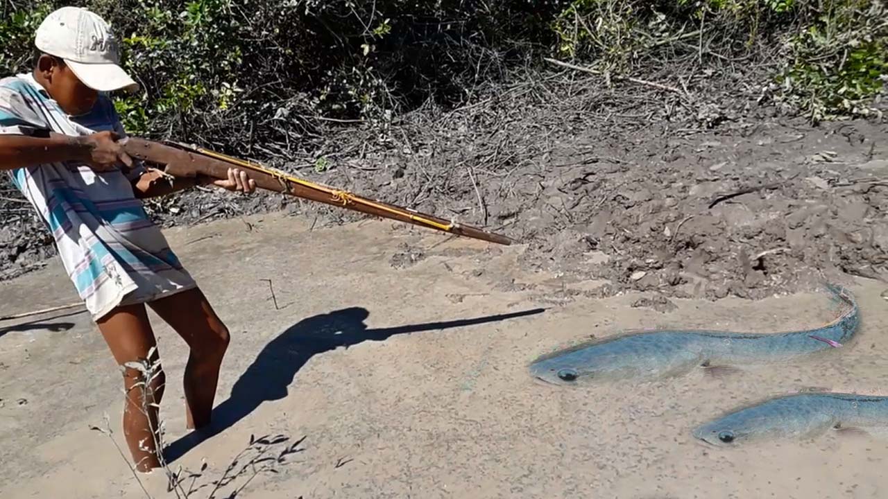 Amazing Boy Uses Slingshot Shoot Fish In Cambodia