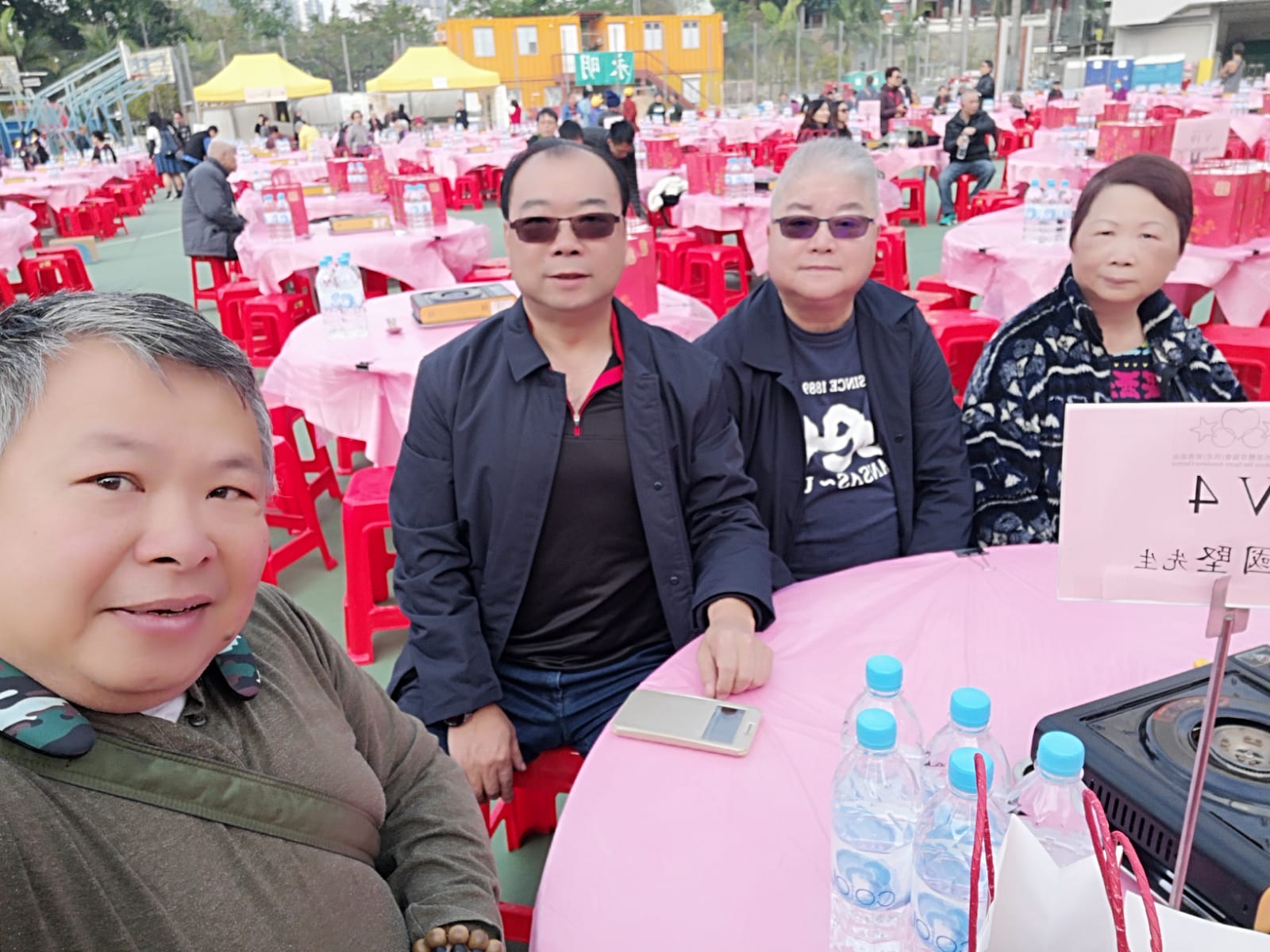香港警察員佐級協會創建人退役同僚聯會 27 1 19 星期日 新春敬老慈善盆菜宴19 由香港影視明星體育協會 扶老 慈善基金舉辦 在九龍城 東寶庭道 民生書院舉行 我會贊助二萬元支持活動 由我率領各執行委員及義工們一行40 餘人參加 這次慈善 扶老 千人盆菜宴活動