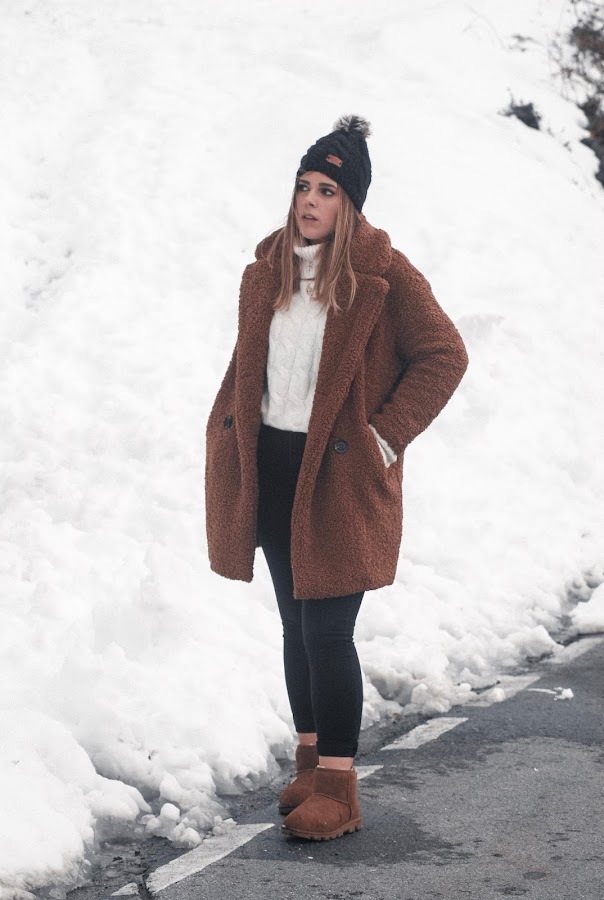 Outfit en la nieve con abrigo de borreguillo