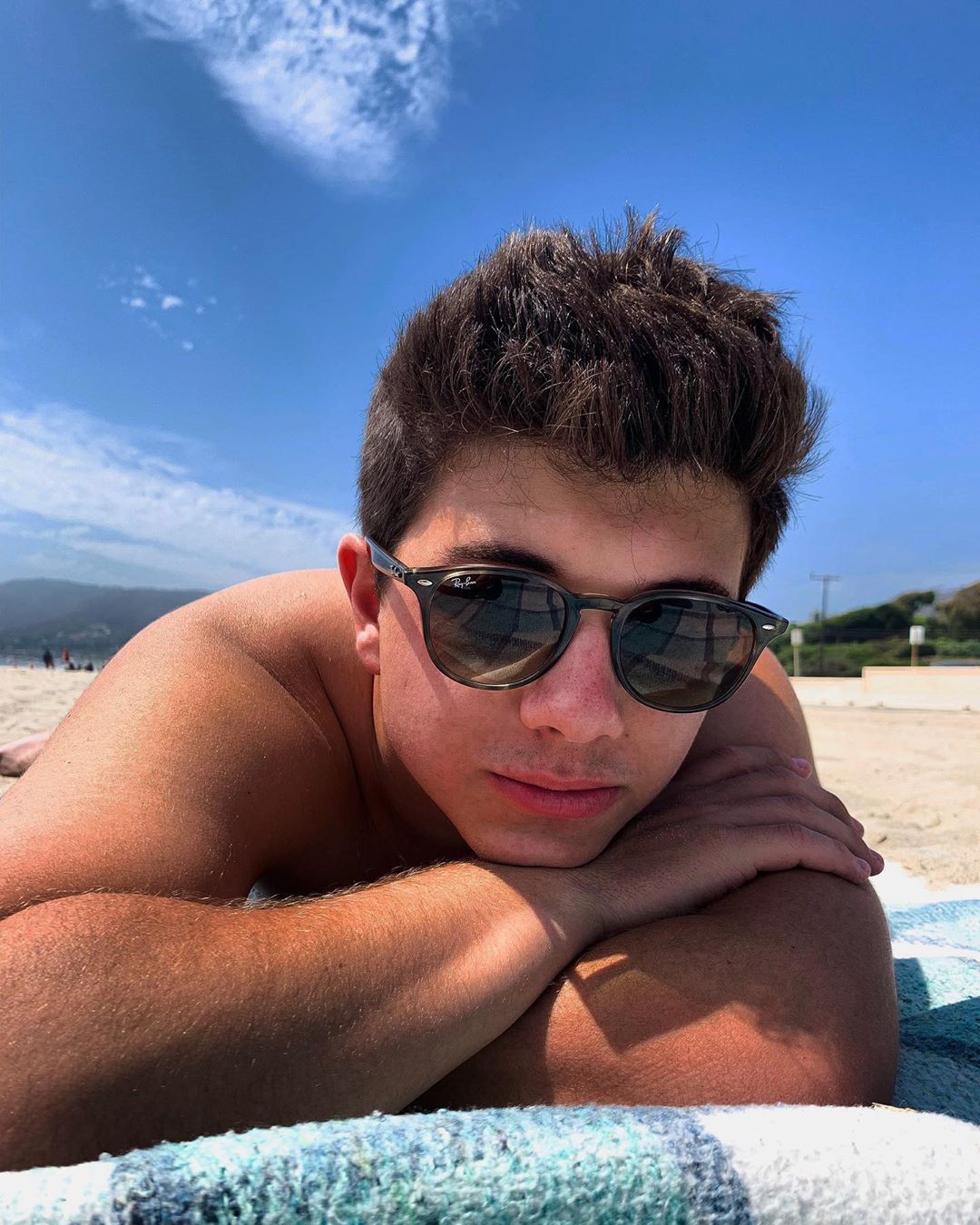 famousmales > Bradley steven Perry