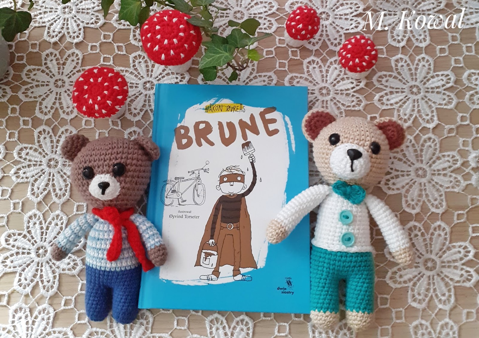 Książka Brune, dwie siostry, miś szydełkowy