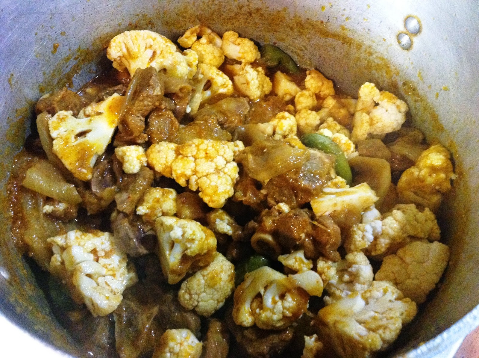 This Muslim Girl Bakes Cauliflower Lamb Curry Gobi Gosht