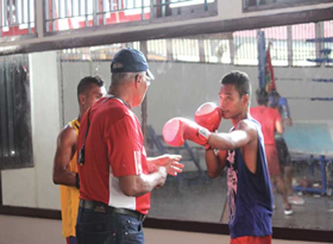 PON 2016 (Tinju) - Maluku Waspadai Faktor Non Teknis Ambon, Malukupost.com - Para pelatih petinju Maluku yang akan berlaga di PON XIX Bandung, Jawa Barat, 17-29 September 2016, mewaspadai faktor non teknis dalam penilaian pertandingan. Pelatih tim PON XIX Maluku, Agus Titaley, dihubungi dari Ambon, Senin (12/9), mengatakan, sebanyak 12 petinju, baik putra maupun putri siap berlaga di event nasional empat tahunan tersebut dengan persiapan penuh, termasuk mewaspadai faktor non teknis. Hanya saja, dia tidak merinci faktor non teknis tersebut yang dikhawatirkan mempengaruhi penilaian saat para petinju Maluku bertanding. "Jadi, mereka kita arahkan agar bertanding dengan teknik, strategi dan mental yang kuat, agar para hakim dan juri bisa memberikan penilaian objektif," ujar Agus. Dia mengakui, 12 petinju Maluku dijadwalkan berada di lokasi pertandingan tinju PON XIX di kawasan Pelabuhan Ratu pada 15 September 2016. "Kami masih intensif berlatih di Markas Komando Korps Brimob, Kelapa Dua, Depok, Jakarta, setelah sebelumnya menjalani Pelatda sejak 7 Juni 2016," kata Agus. Dia mengakui dirinya bersama pelatih lain, Wiem Gomies, Teko Leiwaherilla dan Lodewyk Batlajery, memotivasi para petinju agar menjalani pelatihan dengan disiplin agar mampu mengharumkan nama Maluku di PON XIX. "Syukurlah para petinju termotivasi dan bertekad mengukir prestasi terbaik dalam rangka mendukung perolehan medali guna memperbaiki peringkat di PON XIX," ujar Agus. Sebelumnya, Ketua Pengprov Pertina Maluku Sam Latuconsina menargetkan meraih tiga medaki emas di PON XIX. "Kami menargetkan tiga medai emas, menyusul PON XVIII hanya menyumbangkan satu dari empat medali emas yang diraih Maluku sehingga hanya berada di peringkat ke- 20 dari 33 provinsi," katanya. Karena itu, Lodewyk Batlajery yang menyumbangkan medali emas di kelas welter (69 Kg) dipercayakan menjadi tim pelatih guna memotivasi 12 petinju agar mengukir prestasi sebagaimana seniornya. "Sekiranya tinju bisa menyumbangkan medali emas lebih dari tiga, maka mendukung target KONI Maluku agar berada di peringkat ke- 17," tandas Sam. Petinju putri yang menjalani Pelatda di jakarta adalah Onna Paays (48 Kg), Femmy Benamen (51 Kg), Ester Kalayukin (54k Kg), Gracia Kaihatu (57 Kg), Juliana Patty (60 Kg) dan Welmy Pariama (64 Kg). Sedangkan, petinju putra yakni Rocep Souhoka (48 Kg), Valen Ngarbingan (52 Kg), Julius Lumoly (56 Kg), Ralin Lumoly (64 Kg), Bram Betaubun (75 Kg) dan David Isikiwar (81 kg). Maluku di PON XVIII di Riau pada 2012 berhasil meraih empat medali emas, 10 perak dan lima perunggu sehingga berada di peringkat ke- 20. (MP-5)