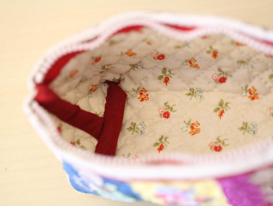 Cosmetic bag or pencil case. Application of fabric and embroidery. DIY step-by-step tutorial.