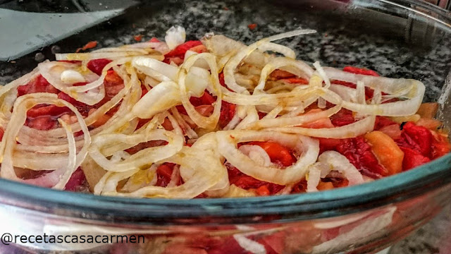 Ensalada de pimientos con su caldo de cocción