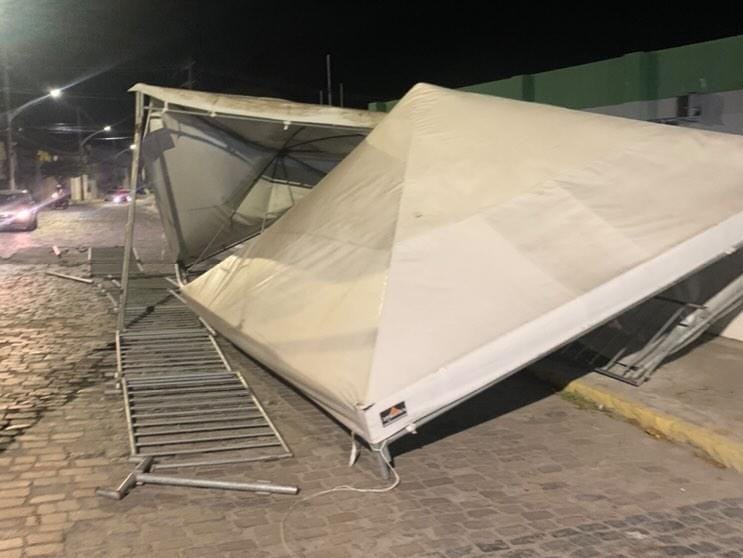 Jacobina: Ventania derruba toldos do drive-thru da vacinação contra Covid-19