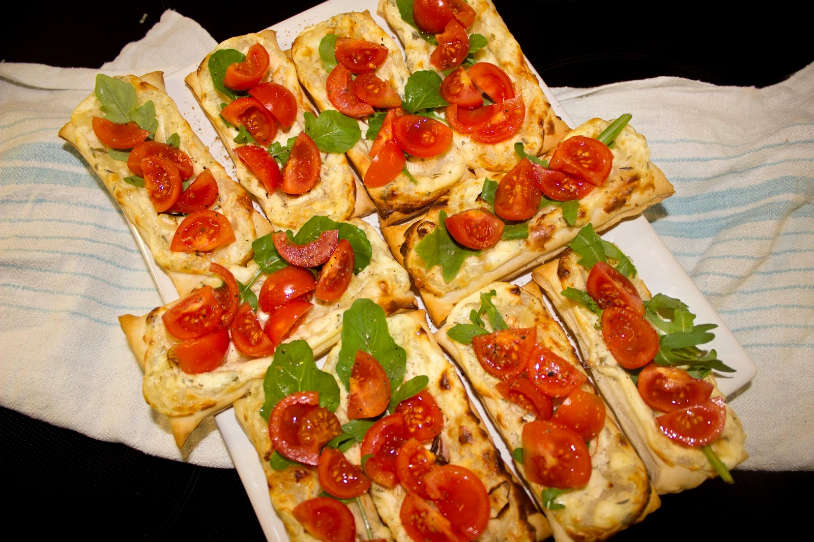 Blätterteig-Schnitten mit Tomaten und Käse