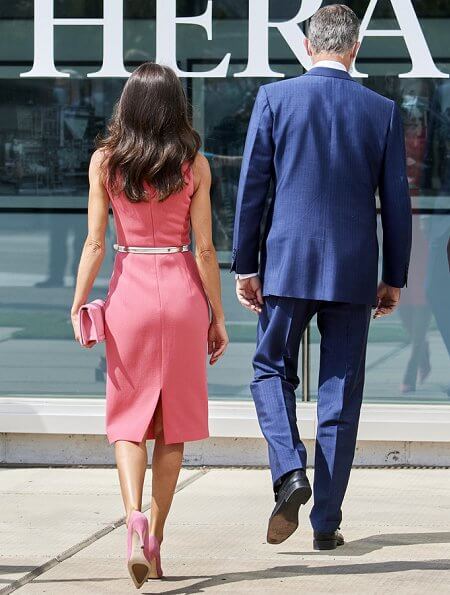 Queen Letizia wore a stretch wool dress form Michael Kors, and pink suede pumps from Magrit, carried Magrit clutch. First Lady Melania Trump