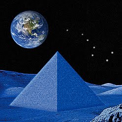 Den gamle farao og pyramiden på månen