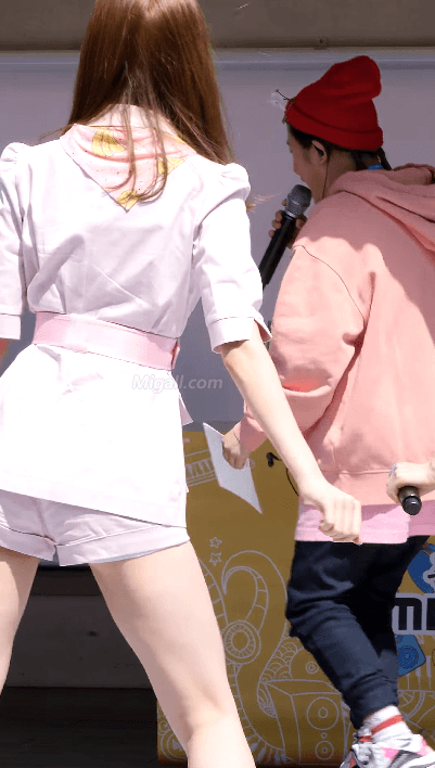 핑크빛 오마이걸 아린