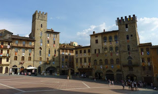 Plaza Mayor o Piazza Grande de Arezzo.