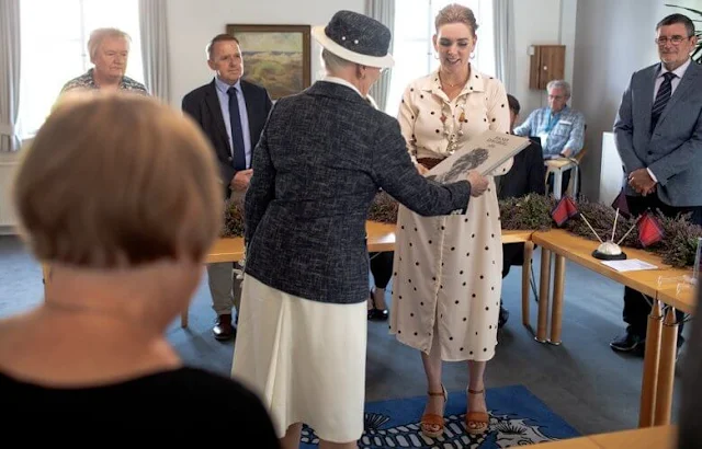 the Queen was welcomed by the mayor of Fanø municipality, Sofie. Queen visited Denmark's smallest orphanage Bakskuld