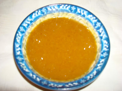 GLASEADO DE MOSTAZA ¼ taza de mostaza Dijon. ¼ taza de azúcar morena. ¼ taza de miel. 1 cucharadita de salsa soja. En un pocillo mezclar los ingredientes para el glaseado de mostaza.