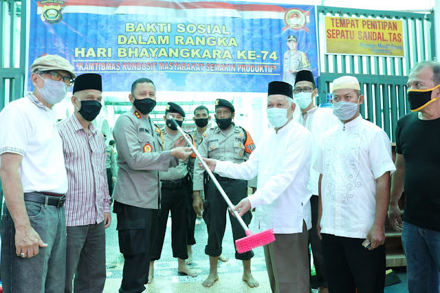 Palembang - Bakti Sosial dalam rangka Hari Bhayangkara Ke-74 Tahun di Masjid Sultan Mahmud Badaruddin Jayowikramo  Palembang (18/06)  dengan tema Kamtimbas Kondusif Masyarakat Semakin Produktif yang dihadiri Kapolda Sumsel Irjen Pol Prof. Dr. Eko Indra Heri S., MM, Para Pejabat Utama Polda Sumsel, Kapolrestabes Palembang, Dansat Brimob serta Personil Polda Sumsel dan Polrestabes Palembang.  Kegiatan Bakti Sosial Kurvey di Masjid Sultan Mahmud Badaruddin Jayowikramo Palembang ini juga dihadiri Ketua Umum Yayasan Masjid Sultan Mahmud Badaruddin Jayowikramo Ir. Kgs. H. Ahmad Syarnubi beserta para pengurus yang menyambut baik kegiatan Polda Sumsel ini.  Sebelum melaksanakan Kurvey Kapolda melaksanakan Sholat Dhuha kemudian Kapolda melakukan pemberian bantuan Alat-Alat Kebersihan seperti sapu, sikat, serokan dan lain sebagainya, kepada pengurus yayasan masjid Sultan Mahmud Badaruddin jayowikramo Palembang.  Adapun rangkaian kegiatan yang dilakukan dalam Bakti Sosial Kurvey tempat ibadah ini yaitu melakukan pembersihan disekitar area masjid agung, pembersihan kamar mandi/wc kemudian juga melakukan penyemprotan disinfektan oleh KBR Subdit 3 Satbrimob Polda Sumsel. Penyemprotan disinfektan ini dilakukan karena mengingat saat ini kita masih dalam kondisi pandemi Covid-19.  Kapolda pun manyampaikan untuk kita menjaga kebersihan dan lingkungan terutama tempat ibadah yang haruslah diiringi dengan kesadaran dari diri kita masing-masing. Apabila kebersihan dilakukan secara masif dimulai dari diri sendiri maka akan berdampak positif terhadap orang lain. Kebersihan merupakan syarat mutlak untuk mencapai kesehatan. Tanpa bahasa bersih kita tidak bisa terbebas dari penyakit, ujarnya.(Tri Sutrisno)