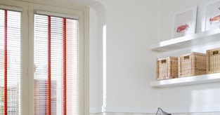 HABITACION INFANTIL EN BEIG Y ROJO