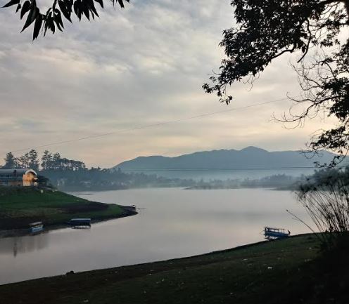 Wisata Glamping Lake side, Dibalik Sejarah Panorama Situ ...