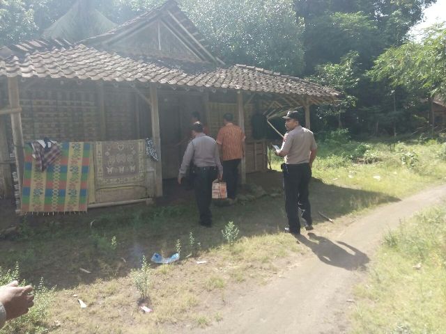 Tak Tega Dengan Penderitaan Warga Miskin, Polisi Ini Sisihkan Gajinya Setiap Bulan