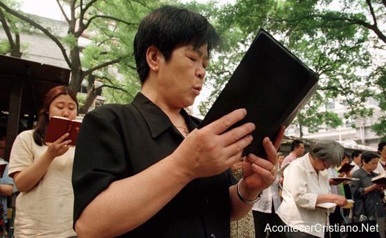 Cristianos chinos leyendo la Biblia