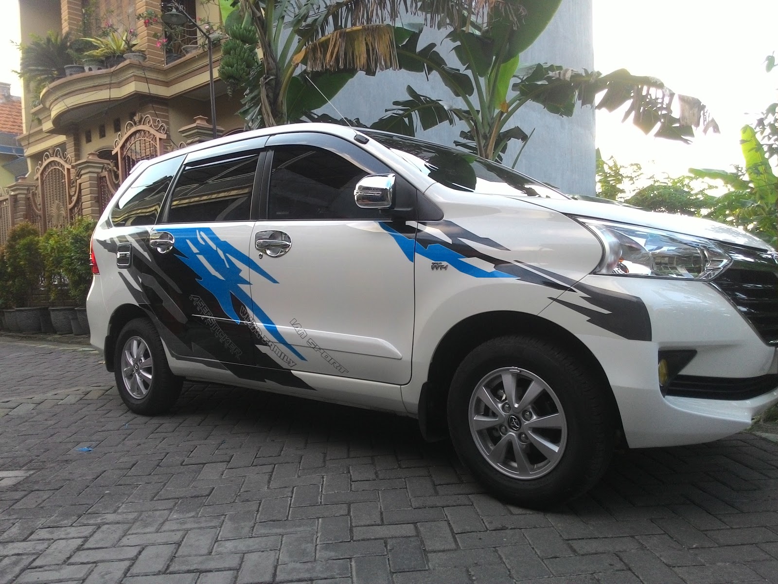 Gambar Cutting Sticker Mobil Avanza Putih Duniaotto