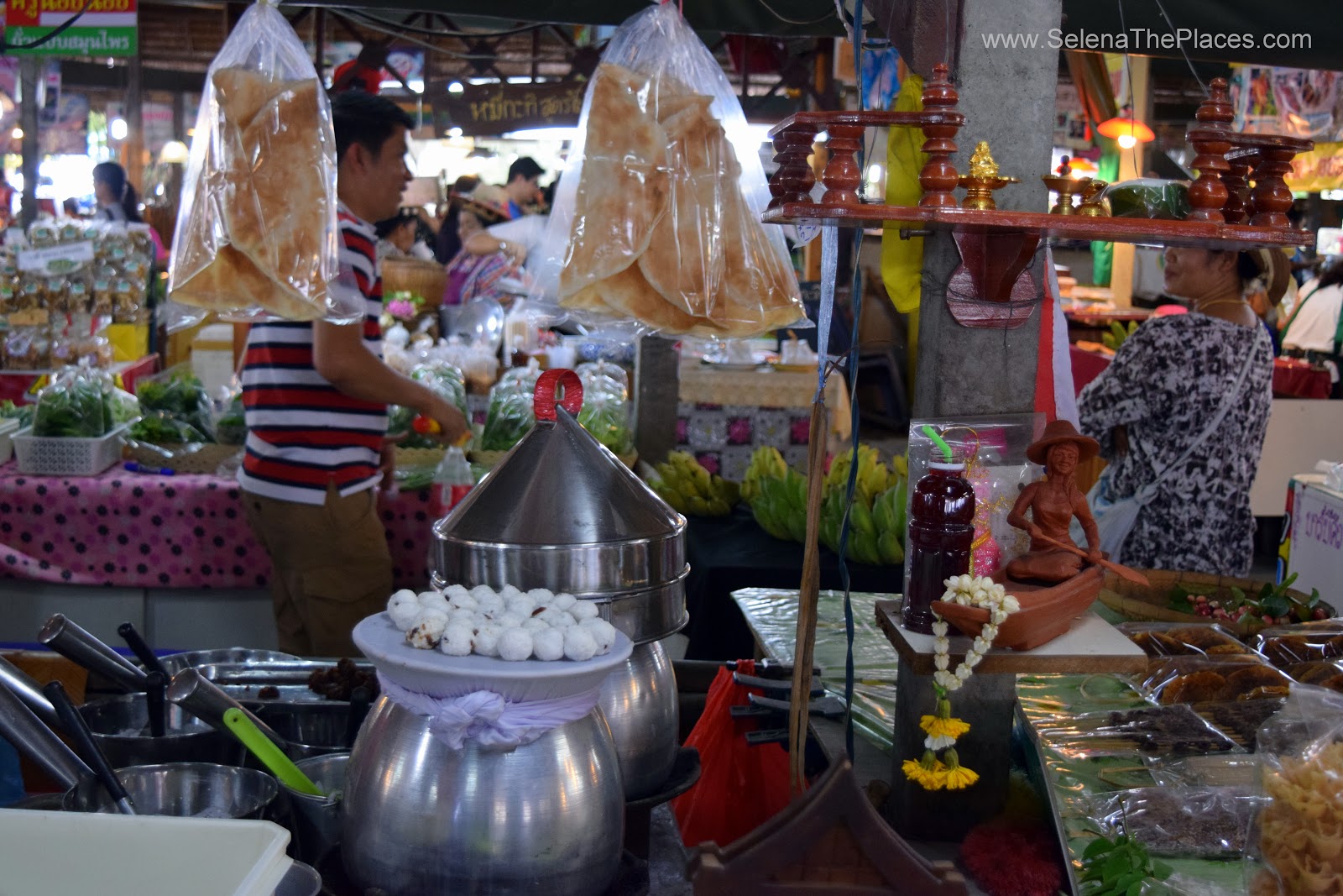 Khlong Lat Mayom Floating Market in Bangkok