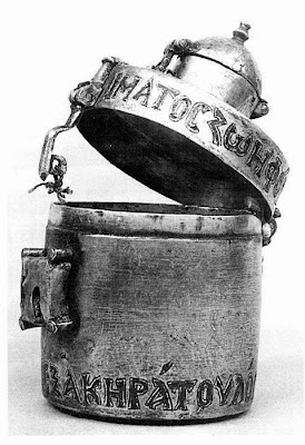 Βυζαντινή λειψανοθήκη από επιχρυσωμένο χαλκό που έφερε το λείψανο του αχράντου αίματος του Χριστού. ttp://leipsanothiki.blogspot.be/ Λειψανοθήκες με λείψανο ή λείψανα του αχράντου αίματος του Χριστού στον Άγιο Μάρκο της Βενετίας. http://leipsanothiki.blogspot.be/