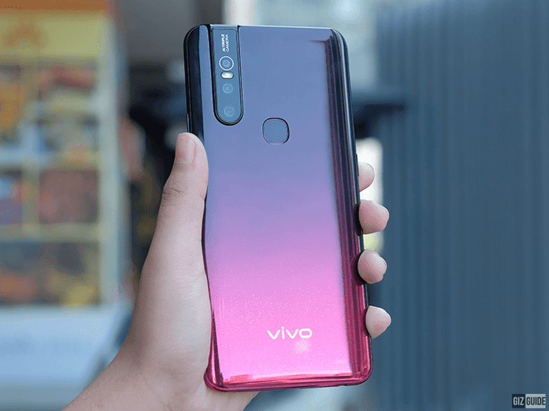 Vivo V15 has a beautiful gradient color and is made out of polycarbonate material