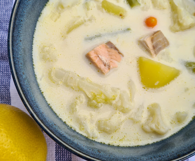 Rezept: Schwedische Sommersuppe mit Lachs. Mit einfachen Zutaten wie Kartoffeln, Gemüse, Lachs und ein klein wenig Zitrone schmeckt die Suppe aus Schweden sommerlich frisch.