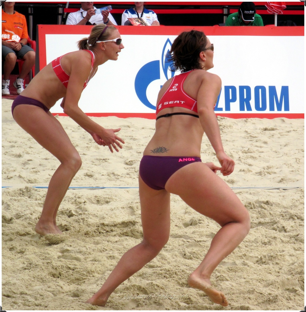 Beach volley - attention to the opponent 